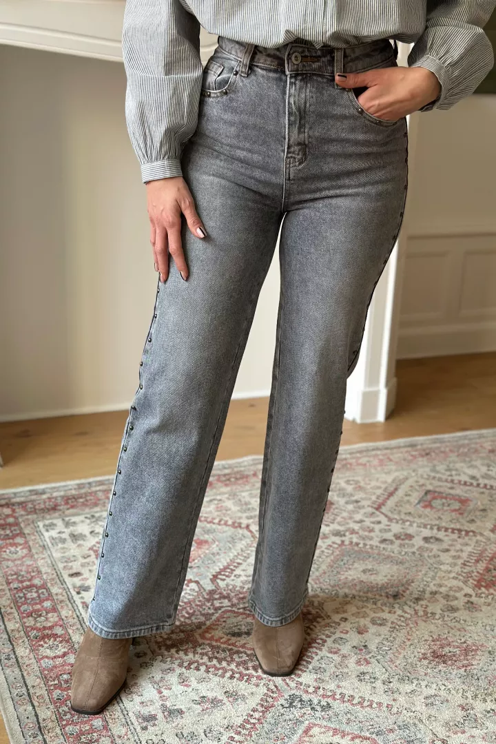 Jean droit clout&eacute; Lucie Gris